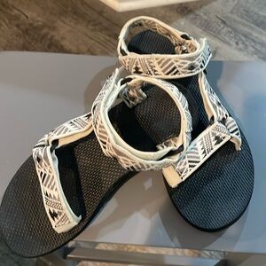 Women’s size 7 Tevas